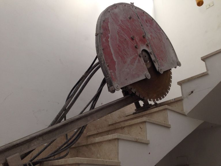 Taglio di una porzione di scala per permettere l'istallazione di un ascensore