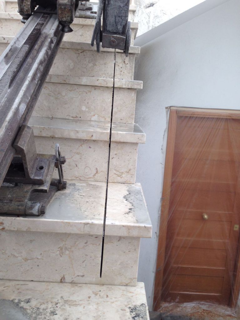 Taglio di una porzione di scala per permettere l'istallazione di un ascensore